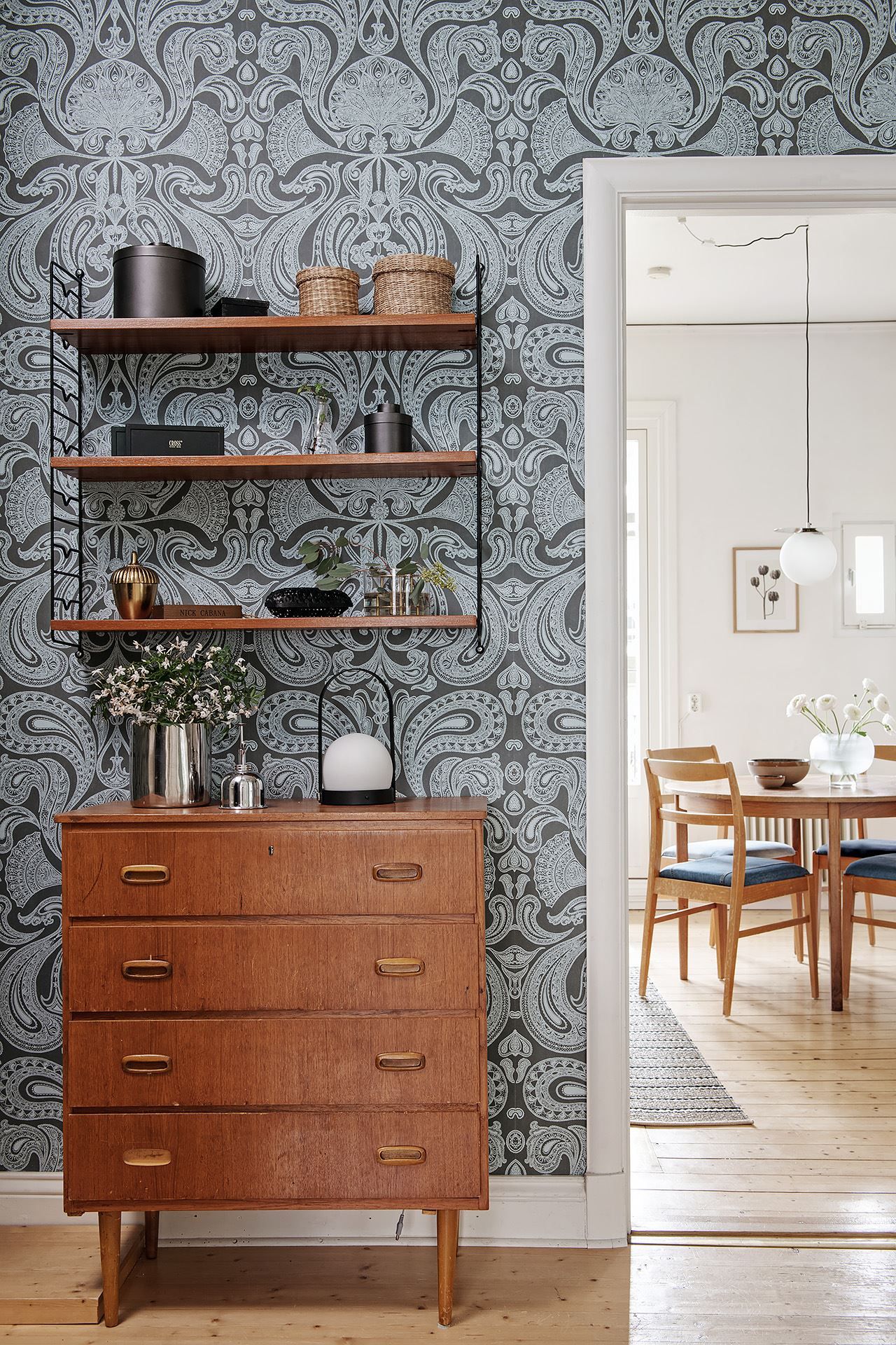 Käytävä, jossa kauniit 50- ja 60-luvun huonekalut erottuvat tehokkaasti joukosta 